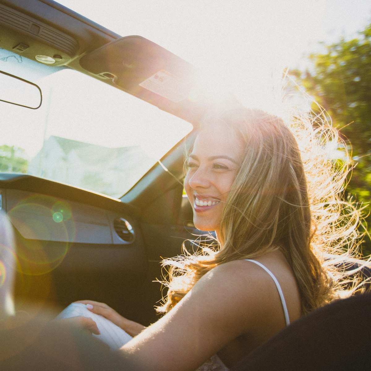 Motorista sorrindo tranquila ao volante